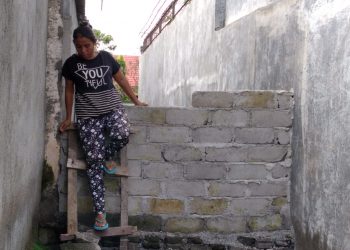 Akses Jalan di Tembok, Satu Keluarga di Loteng Naik Dengan Tangga