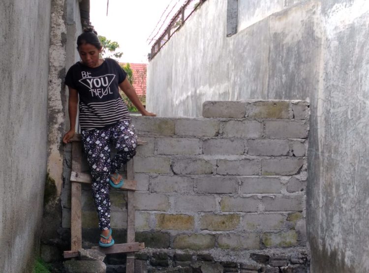 Akses Jalan di Tembok, Satu Keluarga di Loteng Naik Dengan Tangga