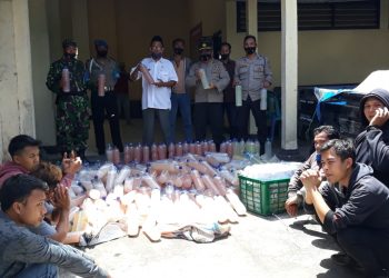 Polsek Masbagik Gelandang Penjual Miras Tradisional ke Kantor Polisi Bersama Ribuan Botol Barang Bukti