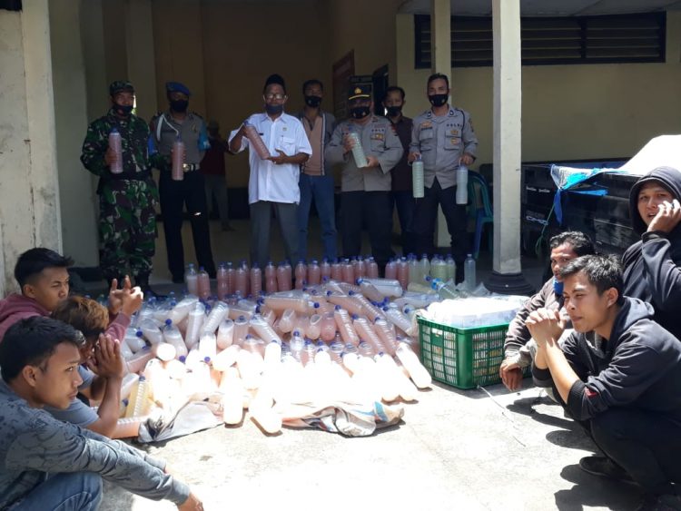 Polsek Masbagik Gelandang Penjual Miras Tradisional ke Kantor Polisi Bersama Ribuan Botol Barang Bukti