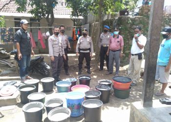 Dua Orang Ibu Rumah Tangga Produsen Brem Di Kecamatan Masbagik Digelandang Ke Kantor Polisi