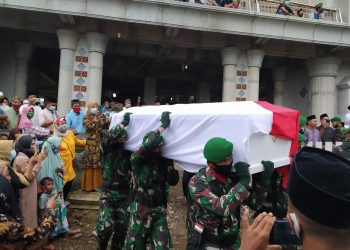 Jenazah Almarhum Praka Dedi Disambut Isak Tangis Orang Tua Tak Terbendung