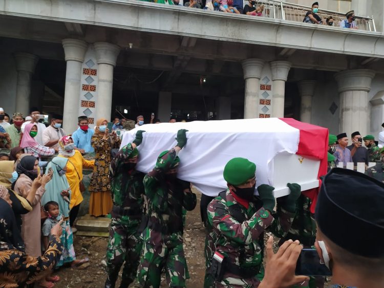Jenazah Almarhum Praka Dedi Disambut Isak Tangis Orang Tua Tak Terbendung