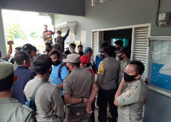 Massa Aksi Usir Perangkat Desa Banjarsari Dari Dalam Kantor Desa‎