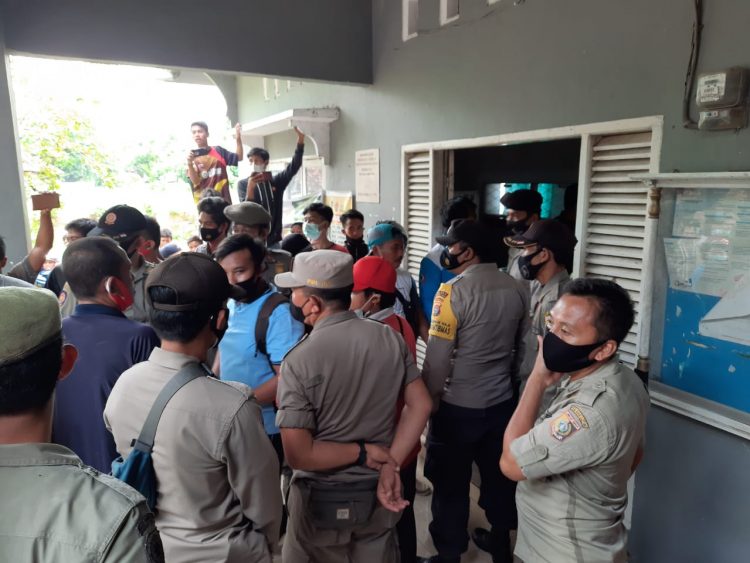 Massa Aksi Usir Perangkat Desa Banjarsari Dari Dalam Kantor Desa‎