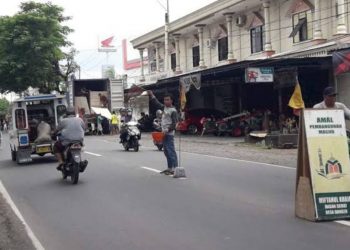 Anggota SatPol. PP Lotim Diajak Main Kucing-kucingan Sama Tukang Minta Sumbangan Di Jalan Raya