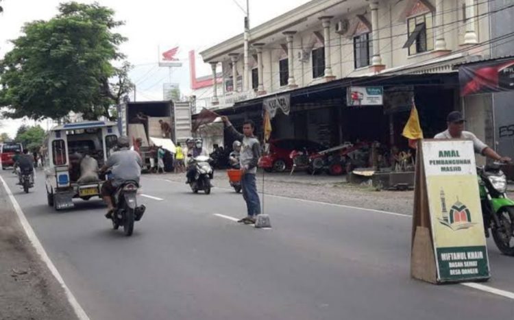 Anggota SatPol. PP Lotim Diajak Main Kucing-kucingan Sama Tukang Minta Sumbangan Di Jalan Raya