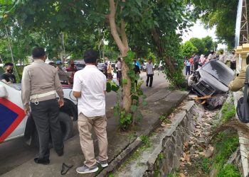 Gara-gara Laptop,Kasek SMAN 1 Selong Bersama Mobilnya Nyungsep Ke Got