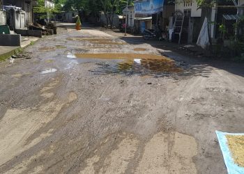 Jalan Pancor Manis Rusak Parah, Warga Ancam Tanam Pohon Pisang