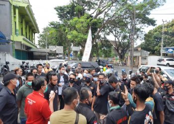 Kantor Perusahaan Financial Di Lotim Didemo Puluhan Massa Laskar NTB