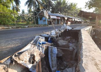 Jalan kawasan Pantai Labuhan Haji Amblas ‎dan Rusak