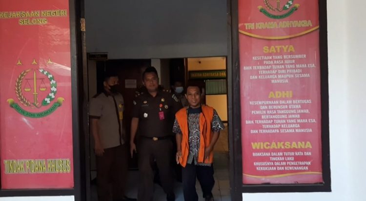 Korupsi Dana Desa, Kejaksaan Negeri Lotim Tahan Mantan Kades Banjarsari