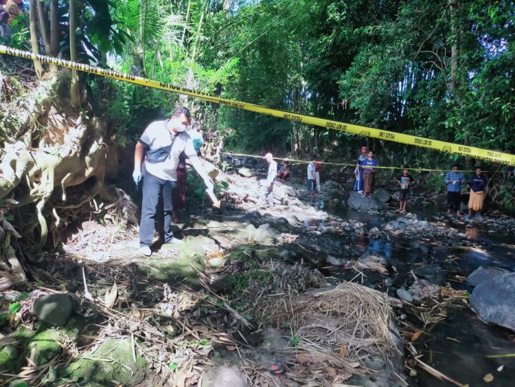 Orok Bayi Ditemukan Di Pinggir Kali Atas Batu Gegerkan Warga Darmasari