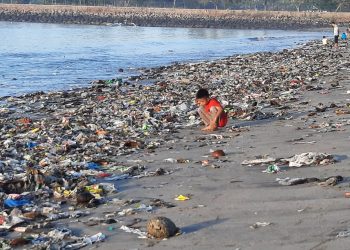 Waduh, Kawasan Pantai Labuhan Haji Di Penuhi Tumpukan Sampah