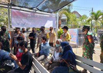 Kapolsek Masbagik Bersama Fokopimcam Laksanakan Pengamanan Dan Monitoring Vaksinasi Masal