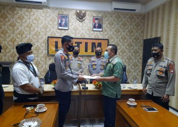 IGN Farhan Ketua Dewan Pakar Purna Saka Bhayangkara Sedang Menyerahkan Berkas Kepengurusan