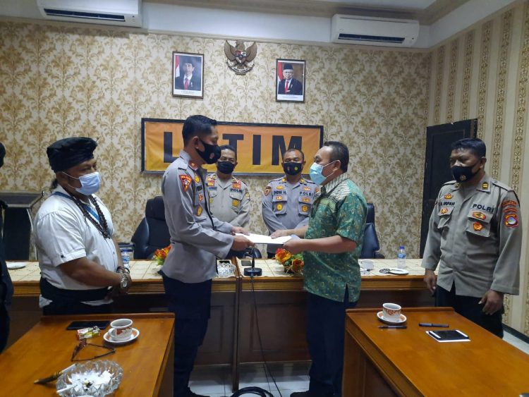 IGN Farhan Ketua Dewan Pakar Purna Saka Bhayangkara Sedang Menyerahkan Berkas Kepengurusan
