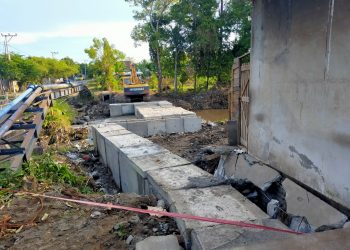 Warga Protes Proyek Jembatan Korleko