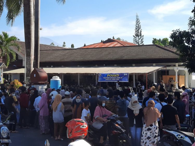 Undang Kerumunan Warga Dibalik Kegiatan Vaksin Massal Di Pendopo Bupati Lotim