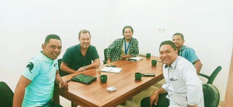 Foto : Pengurus BPPD Lotim saat berkoordinasi dengan Mr Samuel, CEO Play Gorund Kite Surfing (tengah) beberapa waktu lalu.