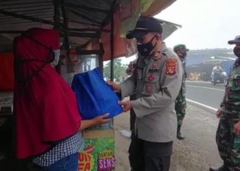 Polsek Sembalun Bagikan Paket Sembako Pada Pedagang Di lokasi Wisata Pusuk