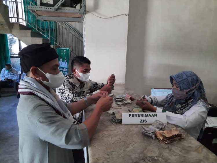 Kumpulkan Sumbangan Bagi ASN Ghorimin Rp 513.000, Aktivis Serahkan Ke Baznas Lotim