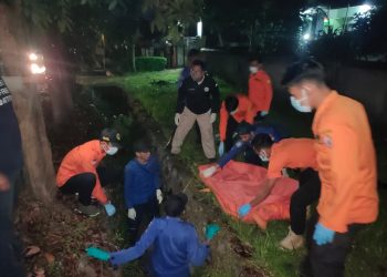 Geger, Warga Sikur Temukan Mayat Meninggal Dalam Got