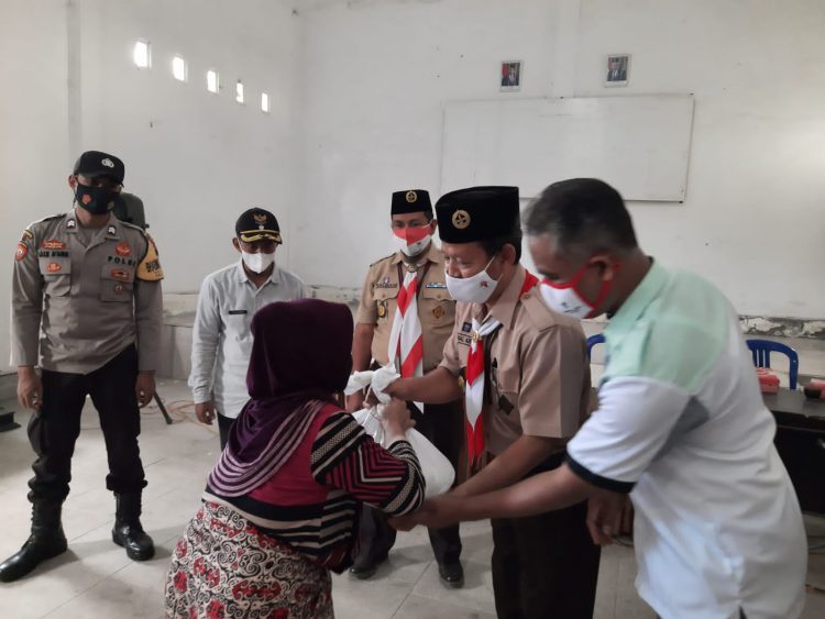 Kwarran Gerakan Pramuka Selong Salurkan Paket Sembako,Berbakti Tiada Henti 
