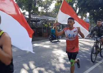 Dihari Kemerdekaan,Tiga Pelari di Lotim Keliling Kibarkan Merah Putih Sejauh 17 Kilometer