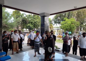 Dua Kades Di Masbagik Pimpin Aksi Gempur Kantor Cabang BRI Selong