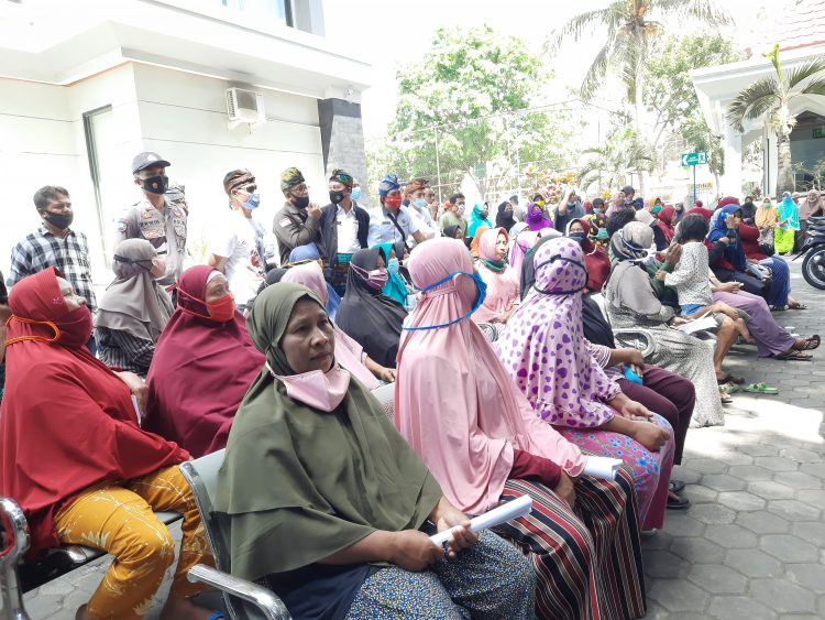 Bantuan Tak Kunjung Cair, Ratusan Emak-emak Kepung Kantor BRI Cabang Selong