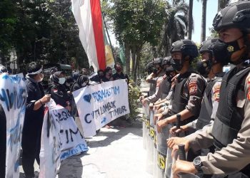 Mahasiswa Turun Aksi,Tuding Bupati Lotim Jarang Masuk Kantor