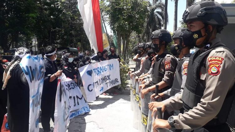 Mahasiswa Turun Aksi,Tuding Bupati Lotim Jarang Masuk Kantor
