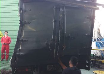 Mobil Truk Box Tertimpa Truk Fuso  Diatas Kapal Laut Menuju Khayangan