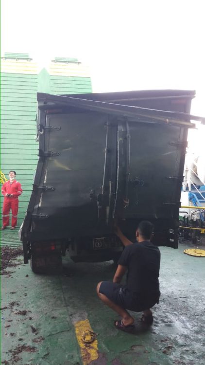 Mobil Truk Box Tertimpa Truk Fuso Diatas Kapal Laut Menuju Khayangan