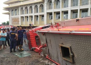 Hindari Pengendara SPM,Mobil Damkar Lotim Terguling Depan Masjid Kelayu