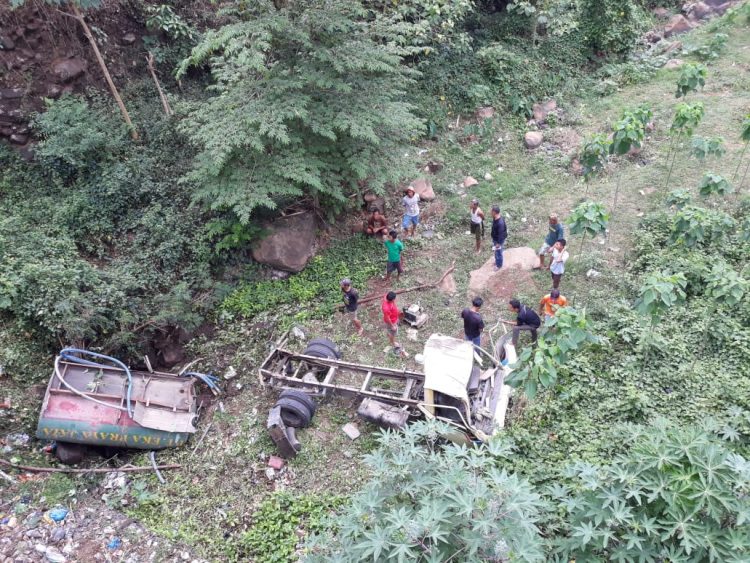 Mobil Tangki Masuk Jurang Di Suele,Sopir Alami Luka Serius