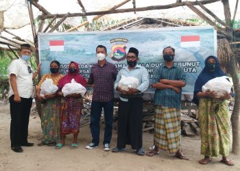 Polda NTB Salurkan Sembako Ke Warga Dusun Ebunut Kute