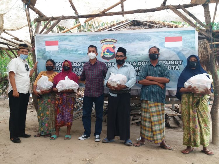 Polda NTB Salurkan Sembako Ke Warga Dusun Ebunut Kute