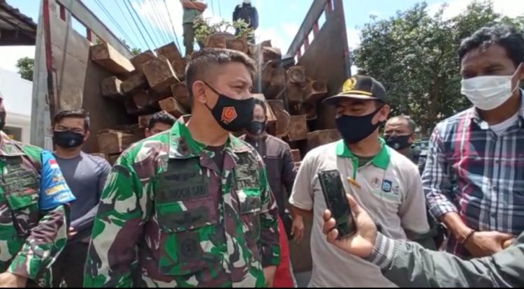 TNI dan KPH Rinjani Timur Amankan Truk Fuso Pengangkut Kayu Tanpa Dokumen