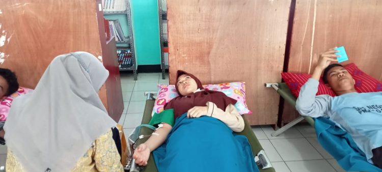 PMR SMAN 1 Pringgesela Gelar Donor Darah