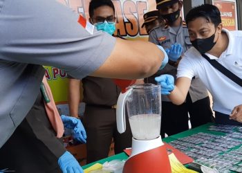 Barang Bukti Narkoba Polres Lotim Diblender Jadi Jus‎