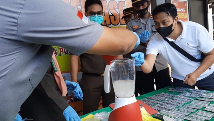 Barang Bukti Narkoba Polres Lotim Diblender Jadi Jus‎