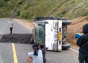 Angkut Pasir,Dum Truk Terbalik Di Jalur Pusuk  Sembalun‎