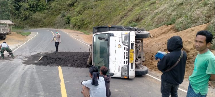 Angkut Pasir,Dum Truk Terbalik Di Jalur Pusuk  Sembalun‎