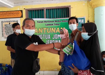 FWMO Lotim Santuni Puluhan Orang Tua Jompo di Desa Jerowaru