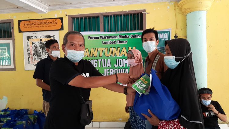 FWMO Lotim Santuni Puluhan Orang Tua Jompo di Desa Jerowaru