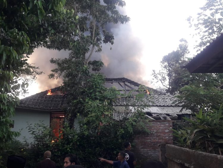 Masak Didapur, Api Menyambar Kardus,Rumah Terbakar di Lotim