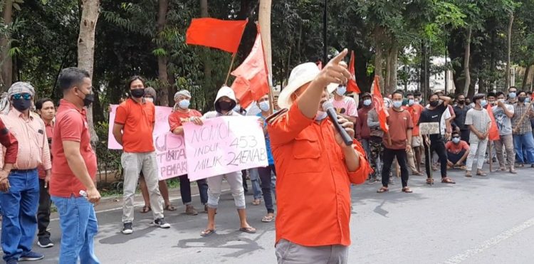 Puluhan Warga Pijot Goyang Bupati,Sekda dan Dinas PMD Lotim