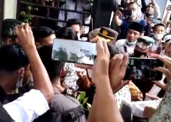 Mensos RI Datang ke Lotim, Berkerumun, Abaikan Prokes‎